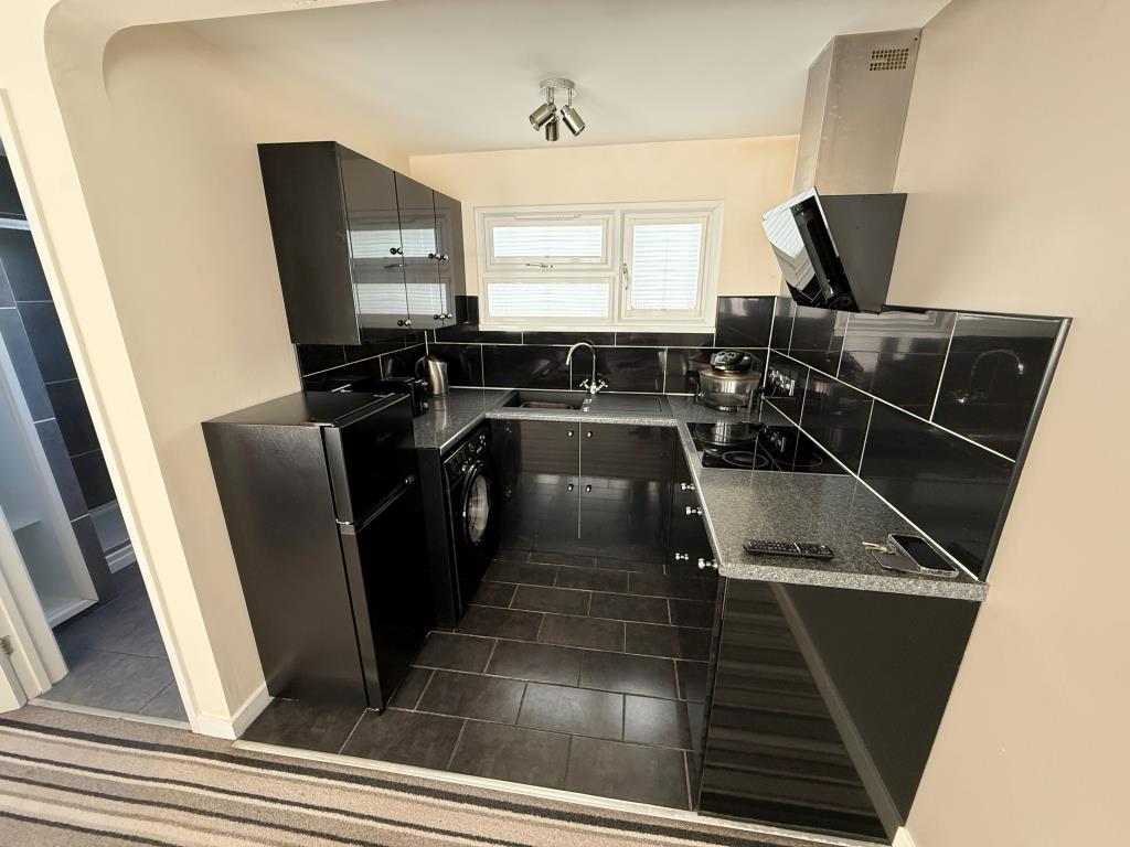 Lot: 68 - TWO-BEDROOM CHALET - Kitchen